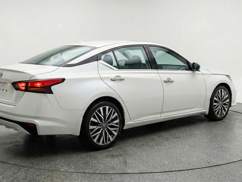Used 2025 Nissan Altima 2.5 SV FWD image 9