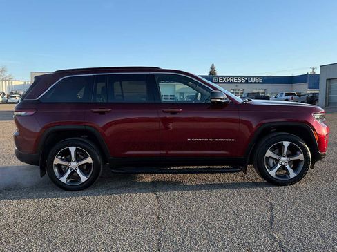 Used 2024 Jeep Grand Cherokee Limited w/ Luxury Tech Group II image 3