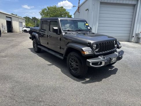 Used 2024 Jeep Gladiator Sport AWD/4WD image 3