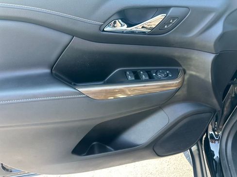 Used 2023 GMC Acadia SLE image 11