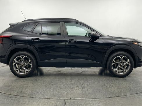 Used 2025 Chevrolet Trax LT FWD image 11