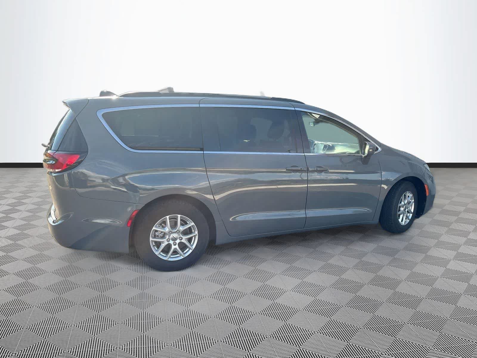 Used 2022 Chrysler Pacifica Touring-L FWD image 5