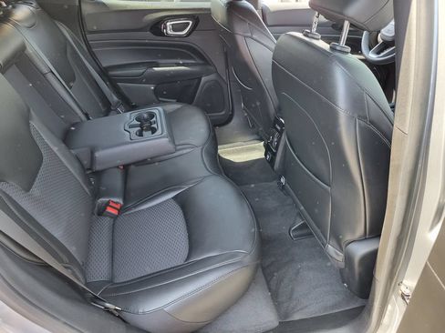 Used 2022 Jeep Compass Latitude FWD image 16