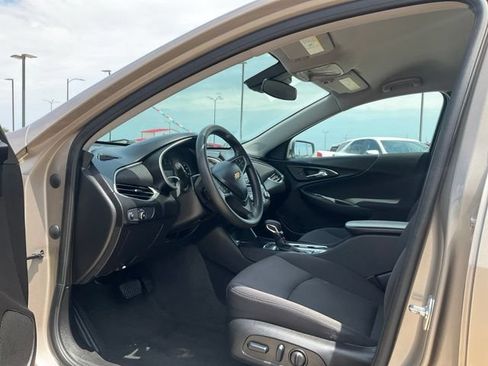 Used 2025 Chevrolet Malibu LT FWD image 3