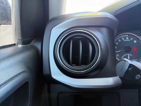 Used 2018 Toyota Tacoma SR5 RWD image 21