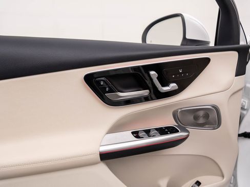 New 2025 Mercedes-Benz GLC 350e 4MATIC image 12