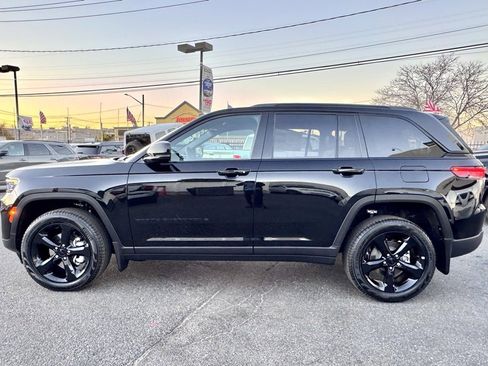 New 2025 Jeep Grand Cherokee Limited w/ Black Appearance Package image 4