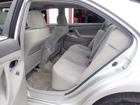 Used 2010 Toyota Camry LE image 12