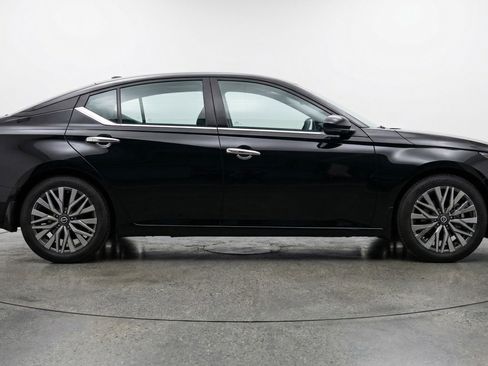 Used 2025 Nissan Altima 2.5 SV image 11