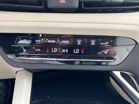Used 2023 Buick Envision Essence FWD image 21