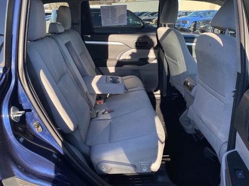 Used 2015 Toyota Highlander LE image 32
