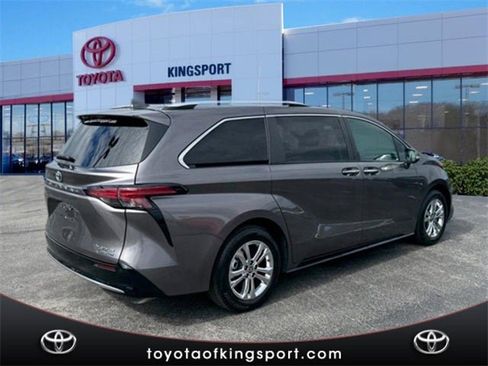 Certified 2023 Toyota Sienna Platinum image 5