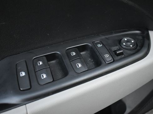 Used 2025 Hyundai Venue SEL FWD image 12