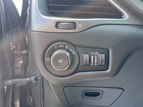 Used 2019 Jeep Cherokee Latitude Plus w/ Cold Weather Group AWD/4WD image 11