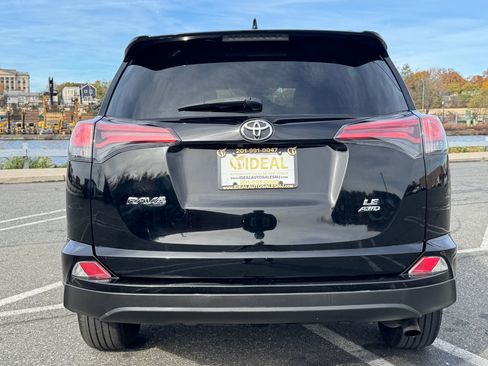 Used 2018 Toyota RAV4 LE image 5
