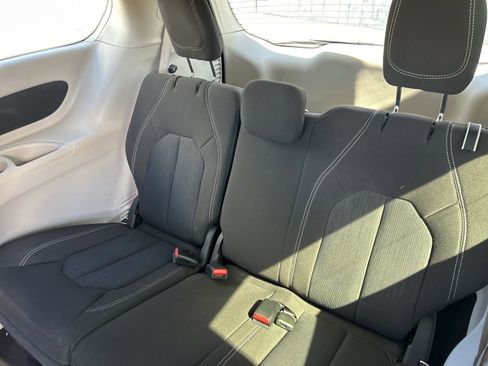 Used 2023 Chrysler Voyager LX image 9