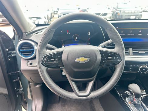 Used 2025 Chevrolet Trax LT image 28