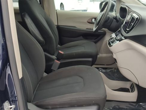 Used 2017 Chrysler Pacifica Touring image 30