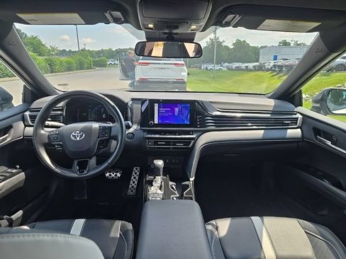 Used 2025 Toyota Camry SE FWD image 5