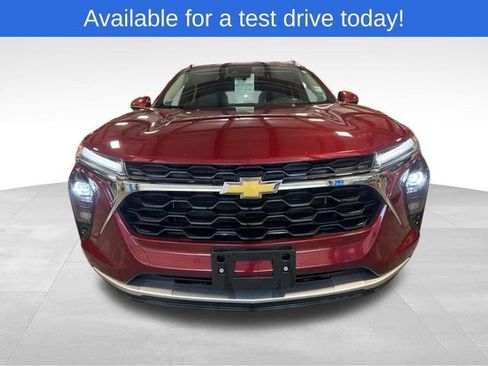 Used 2025 Chevrolet Trax LT w/ LT Convenience Package image 3