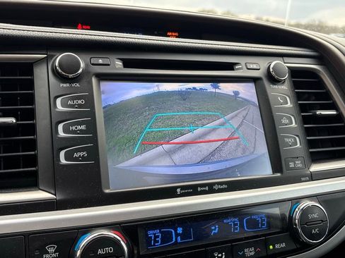 Used 2018 Toyota Highlander XLE image 11