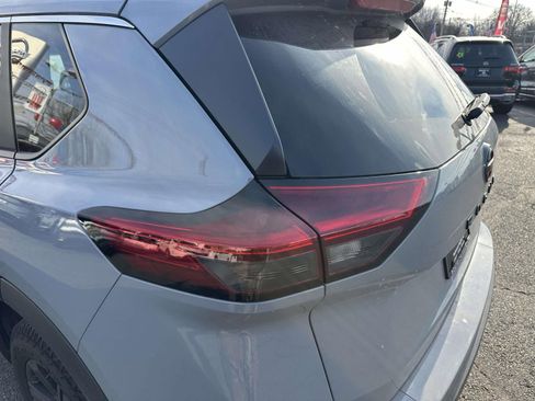 Used 2025 Nissan Rogue SV image 8