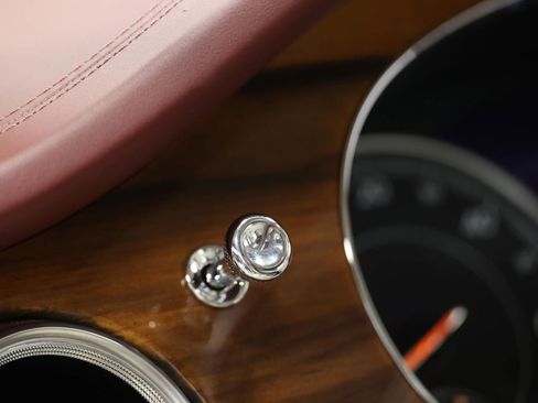 Used 2020 Bentley Bentayga Plug-In Hybrid image 26