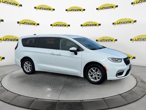 Used 2023 Chrysler Pacifica Touring-L FWD image 7