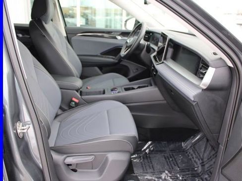 Used 2025 Volkswagen Tiguan SE image 18