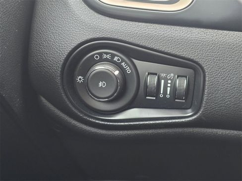 Used 2016 Jeep Renegade 75th Anniversary image 27