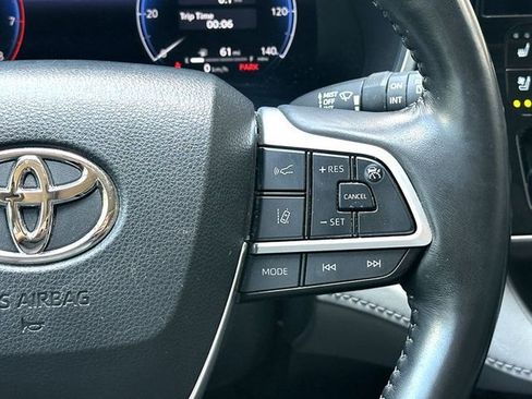 Used 2023 Toyota Highlander Limited FWD image 25