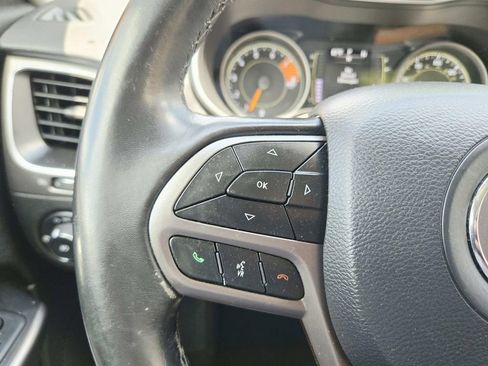Used 2020 Jeep Cherokee Latitude Plus AWD/4WD image 19