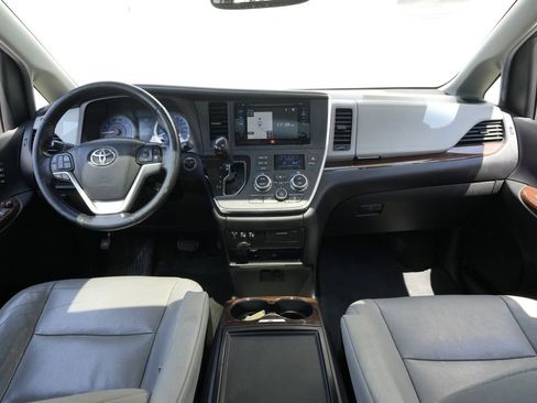 Used 2017 Toyota Sienna AWD image 41