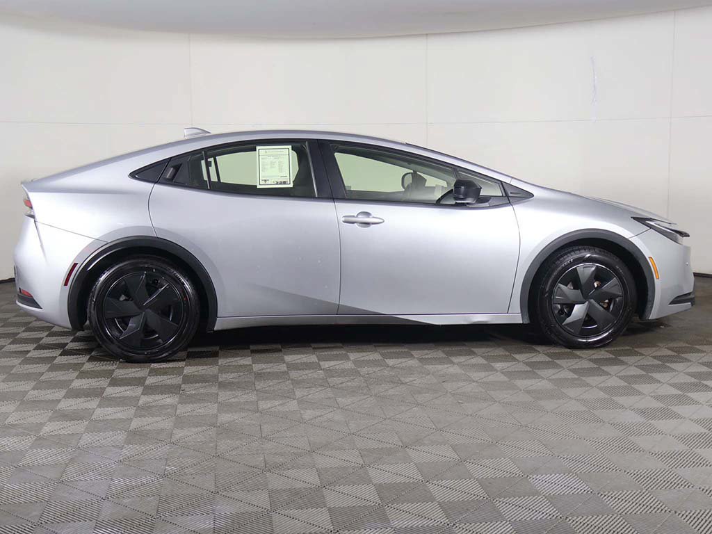 Used 2025 Toyota Prius LE FWD image 17