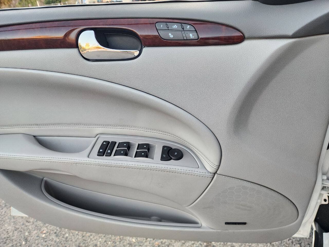 Used 2007 Buick Lucerne CXL w/ Luxury Package FWD image 27
