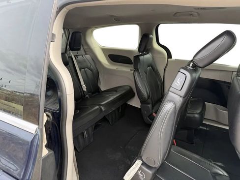 Used 2023 Chrysler Pacifica Touring-L image 32