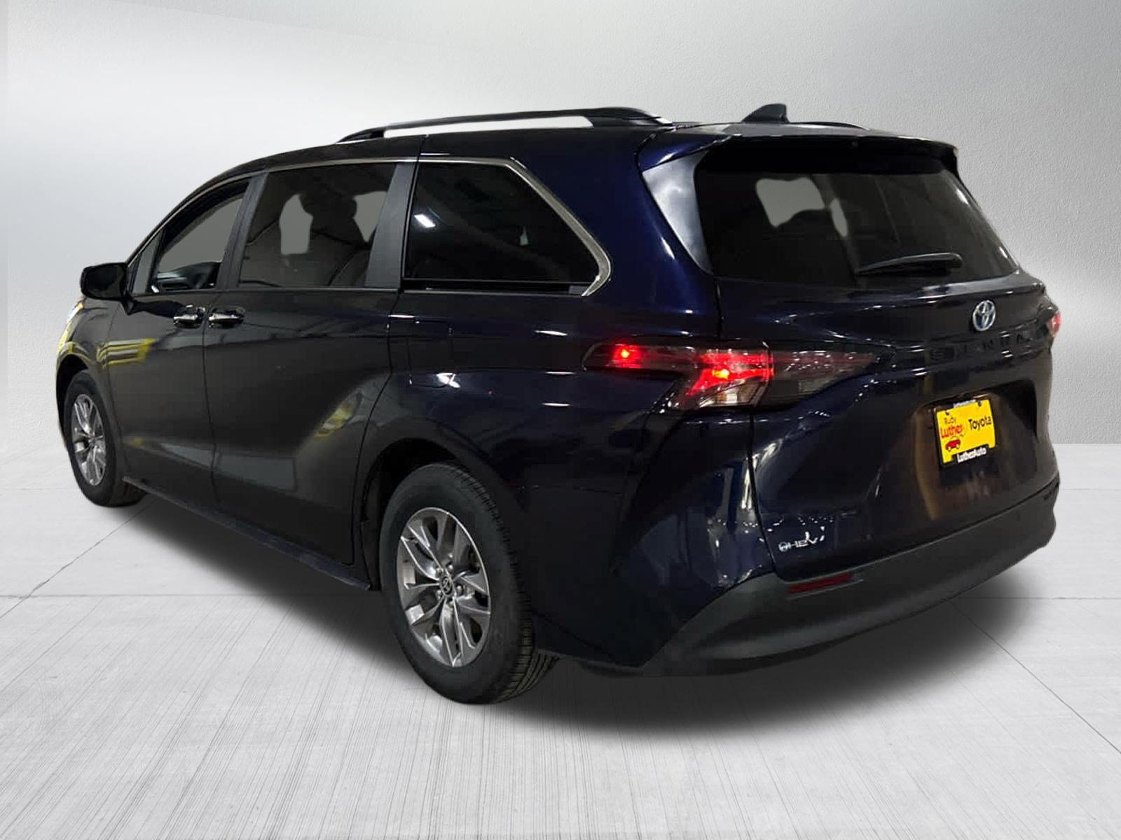 Certified 2025 Toyota Sienna XLE FWD image 4
