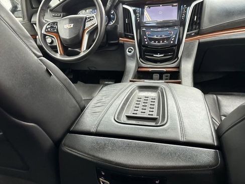 Used 2017 Cadillac Escalade Luxury image 40