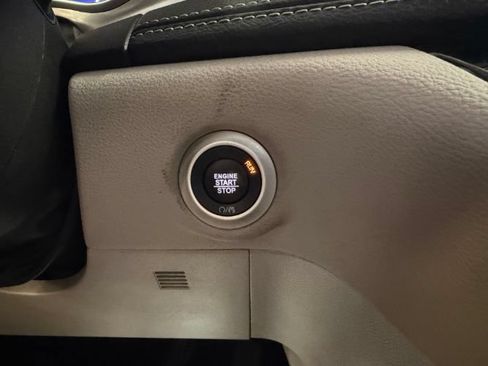 Used 2024 Chrysler Pacifica Limited FWD image 16