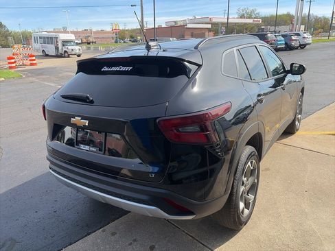 Used 2025 Chevrolet Trax LT FWD image 7