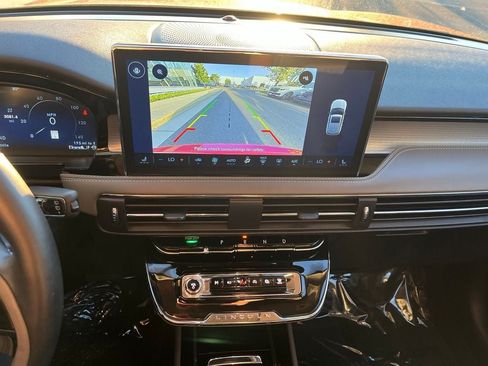 Certified 2025 Lincoln Corsair AWD image 32