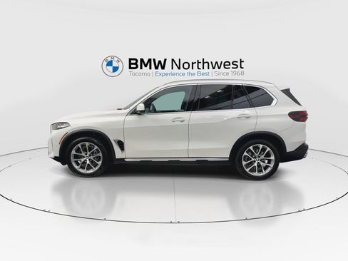 Used 2024 BMW X5 xDrive40i w/ Parking Assistance Package AWD/4WD image 11