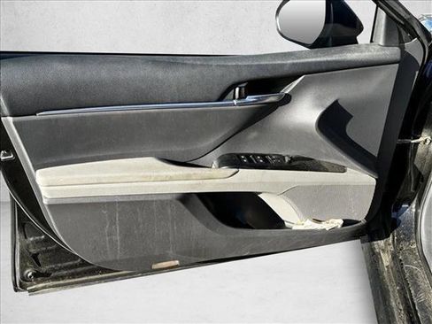 Used 2018 Toyota Camry LE image 12