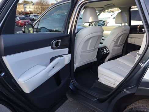 Certified 2025 Kia Sorento S image 23