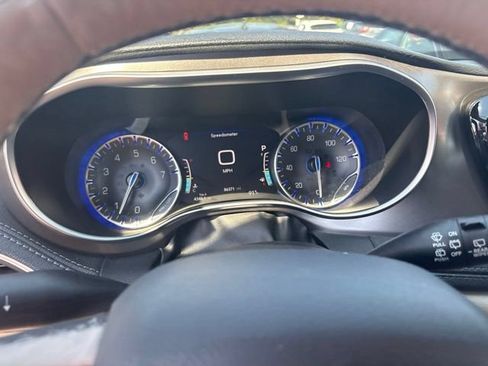 Used 2018 Chrysler Pacifica Limited FWD image 3