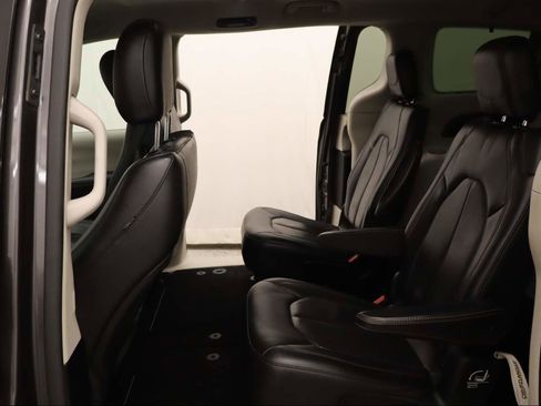 Used 2019 Chrysler Pacifica Touring-L image 19