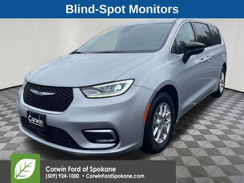 Used 2024 Chrysler Pacifica Touring-L image 5