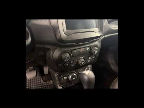 Used 2018 Jeep Renegade Latitude w/ Cold Weather Group AWD/4WD image 23