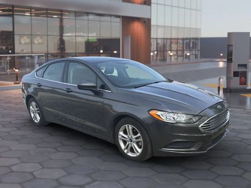 Used 2018 Ford Fusion SE w/ Fusion SE Technology Package FWD image 17