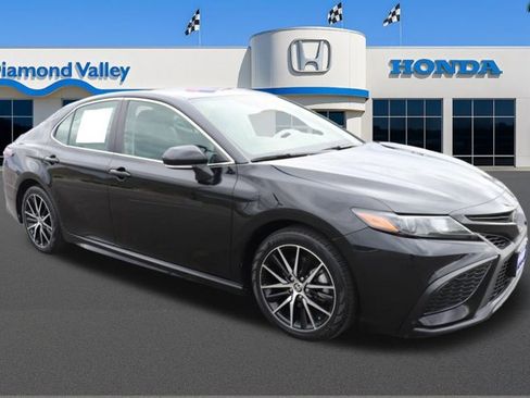 Used 2023 Toyota Camry SE image 1